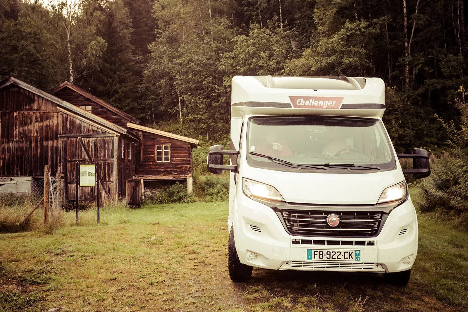 Challenger Wohnmobil in norwegischer Fjordlandschaft
